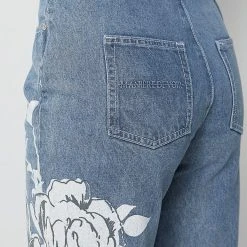 Woman Denim Flower Print Mom Jeans - Mid Blue