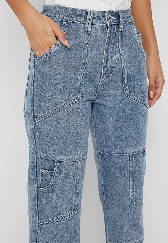 Woman Denim Pocket Detail Mom Jeans - Mid Blue