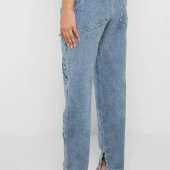 Woman Denim Pocket Detail Mom Jeans - Mid Blue